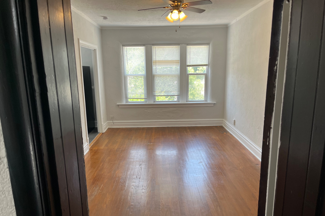 Main Living Area - Large Studio -15 Mins Walk -5 Mins Shuttle Close to Campus