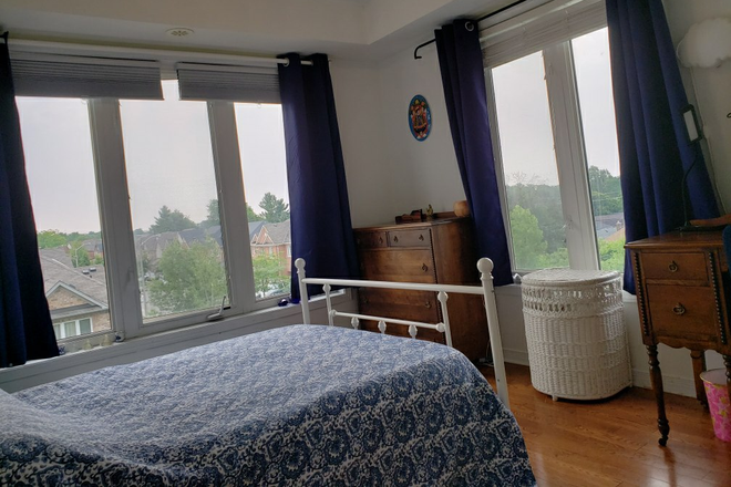Spare Bedroom for Rent - Quiet Furnished Bedroom close to Warden Subway Station