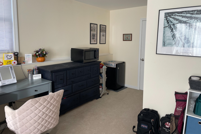 Bedroom #1 - **SUMMER 2026** Room in Quiet Home - Minutes from Campus!