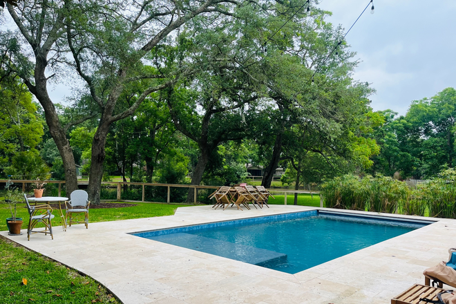 Backyard - Stylish Studio on James Island - 7 minutes from MUSC!