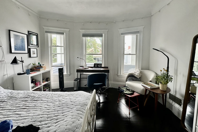 Bedrooms - Spacious Summer sublet LESS than 5 minute walk from campus!!