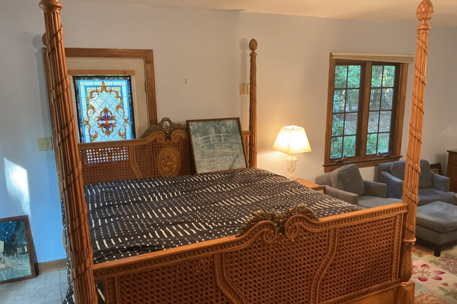 studio - Studio near law school in quiet neighborhood, ALL utilities included. Available January, 2027.