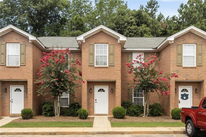 Outside Street View - Donahue Crossing Condominiums - Golf View
