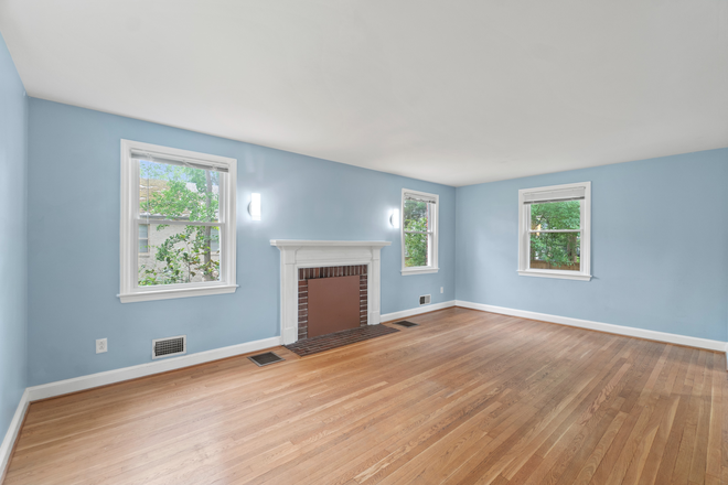 Living room - 7210 Dartmouth Ave - AVAILABLE FOR 27-28 House