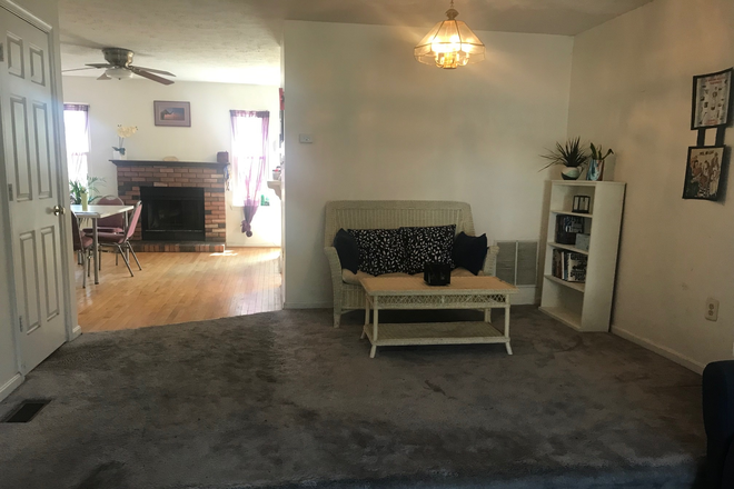Reading/Sitting Area - Furnished Bedroom, $775/month, 2 rooms open soon (includes all utilities, internet, parking) Townhome