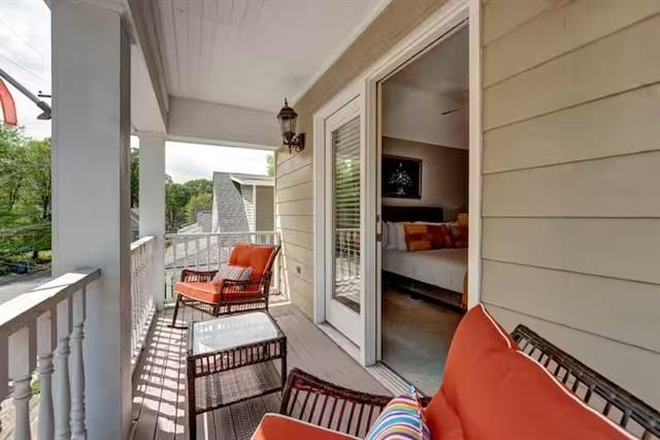 Private Porch - Carr Ave House