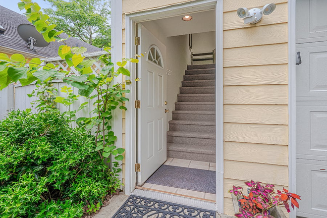 Upstairs entry - Studio Apt above garage in safe, quiet neighborhood 1.5 miles to hospital and campus