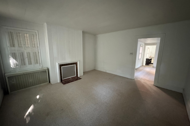 Living room - Convenient 3 Bedroom Single Family on Green St. House