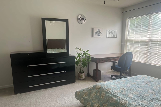 Private large bedroom - Large Furnished bedroom with private bathroom available