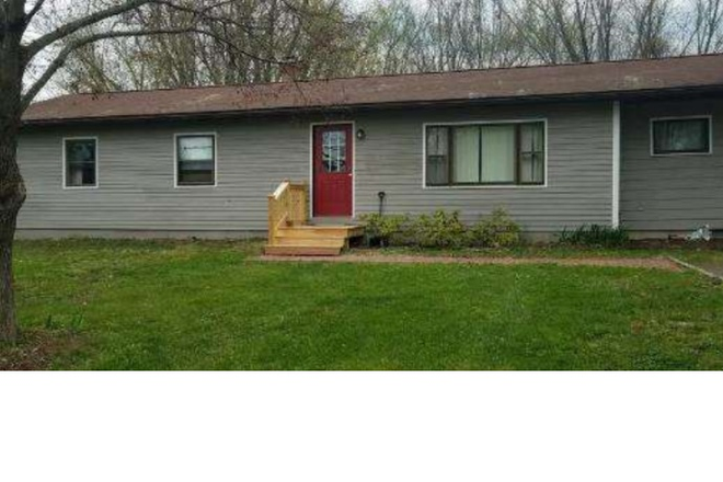 Front of house - Single family house in South Amherst