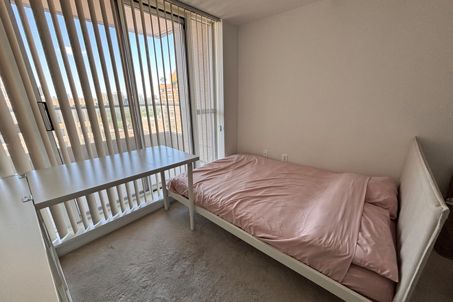 Bedroom (bed with bedding, desk and shelf) - 1 Furnished Bedroom in 2Bed apt all utilities incl