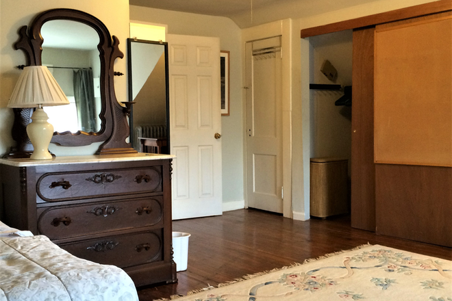 Your Bedroom - MAY JUNE JULY SUBLET... UTS/WIFI INC... FURNISHED...WALK TO UC or U. HOSP. NO DRAMA, CLEAN QUIET Apartments