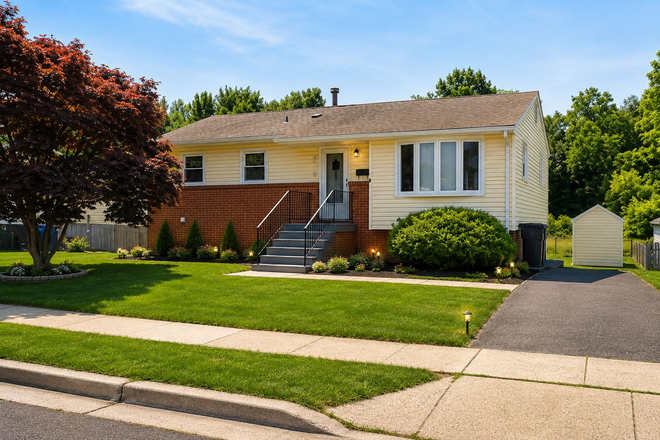 front of the house - Gorgeous rooms available in College Park close to UMD campus!!