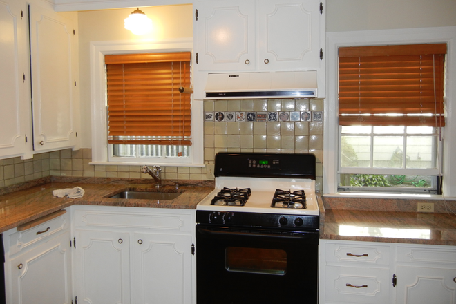Kitchen - Spacious 3 Bedroom Wayland Square Apartment