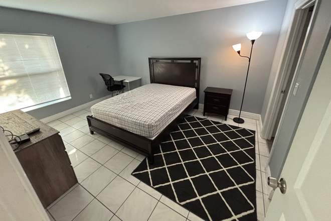 Furnished Room for rent - Furnished Ground Floor Room w/Private bathroom– Walk to FAU