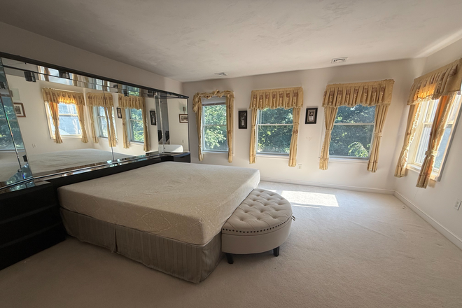 Master Bedroom - Spacious furnished 4BR/3BA home, 2-car garage, 2 decks, lush gardens, quiet area, walk to bus stop.