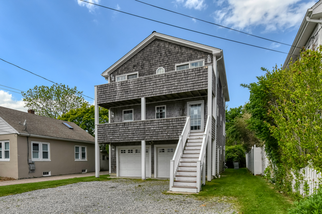 Exterior - Double Deck 3 Bedroom Home Close to Ocean