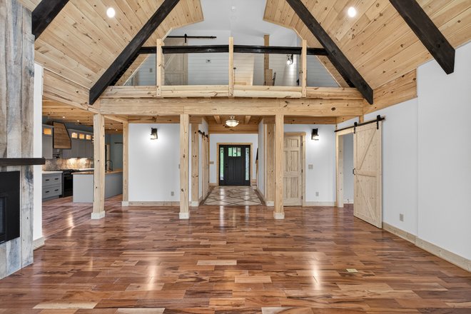 Great room with balcony - The Lake House on Leesville Lake