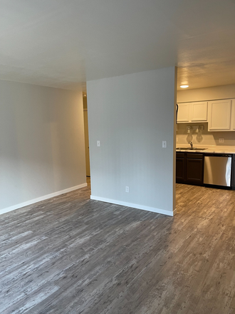 LR - 521 S. Johnson St. - 3-5BR Just 5 Blocks from Campus - Free Internet and Most Utilities Apartments