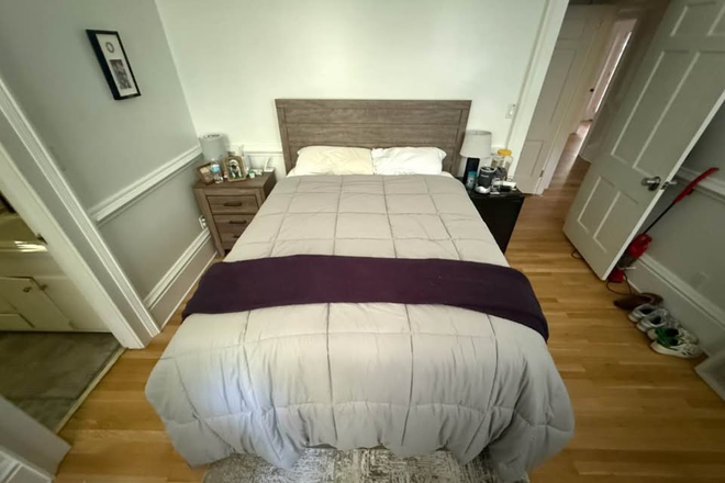 Queen size bed - Private Bedroom + Bathroom House