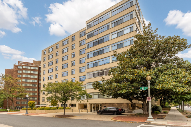 Building exterior - Bon Wit Plaza -- Close to Campus