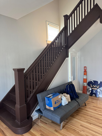 Entry way - SPRING 2026 LEASE - RIGHT BY CAMPUS House