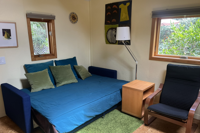 European full bed (larger than American). - Lovely Garden Cottage Southside 10 min walk to campus