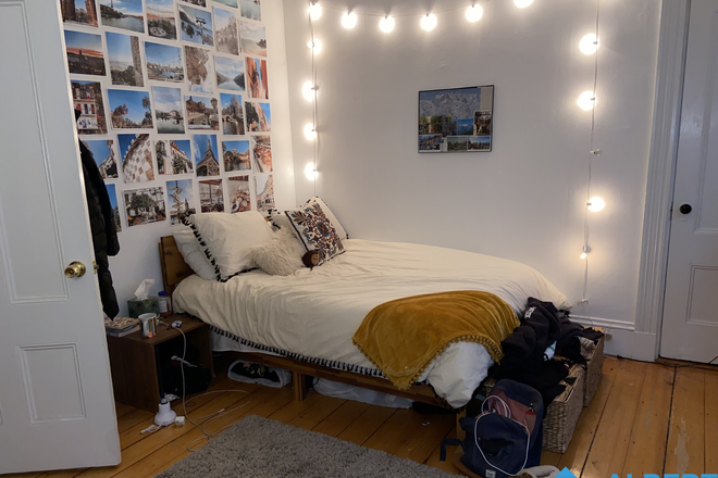 Bedroom #4 - Cheap 4 Bed 1 Bath on Calumet! Laundry In-Unit!!