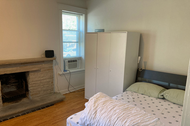 Bedroom - Large Annex bedroom to share on first floor of Victorian house