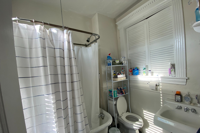 . - *SPECIAL: FULL broker fee being paid by landlord* Sunny 1bed or Studio on Burbank Apartments