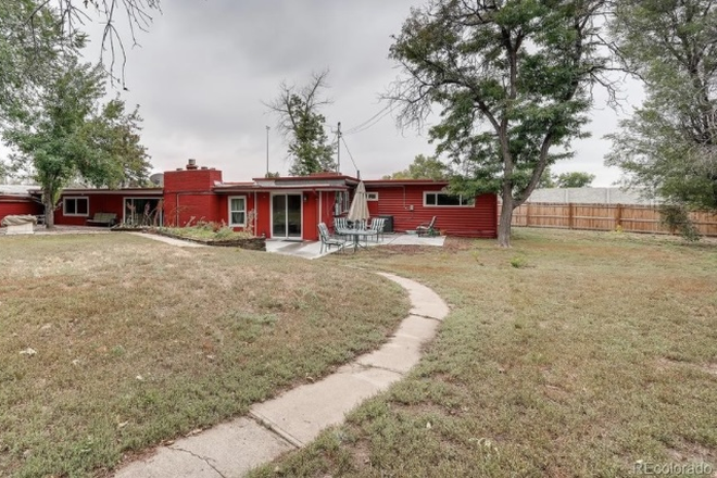 Back yard - Furnished room, free parking, on bike path, close to bus/train House
