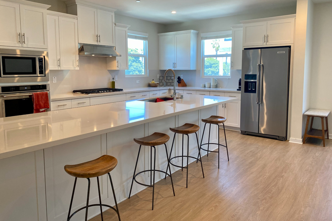 Kitchen - LUXURY 4-BR TRI-LEVEL NEAR JOHN WAYNE Townhome