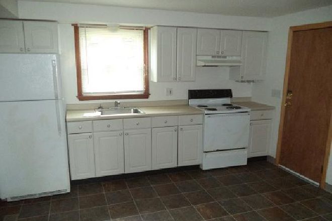Full kitchen - 27 Hobart Lane - 3BR Duplex (Campus Area) Duplex