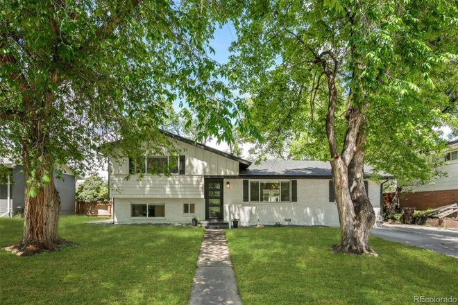  - 1 house or 4 rooms available near to campus