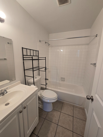 Full Bath(Living room/2nd Bedroom) - 410 Warner Street, 2nd Floor Apartment, close to campus