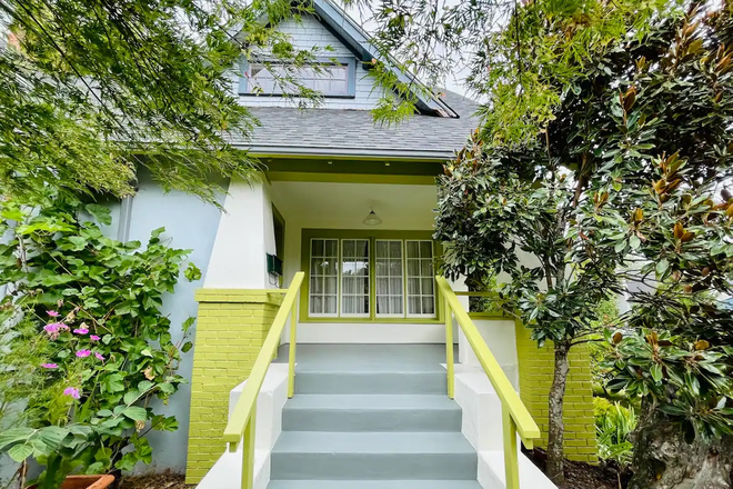 Front porch in garden - Completely Furnished Garden House
