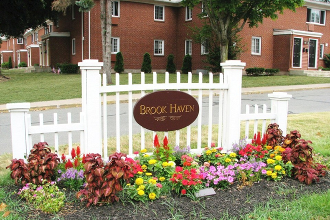 Entrance - 1 Bedroom for Fall Sublet or Full Year Lease, Heat Included - Manchester Apartments
