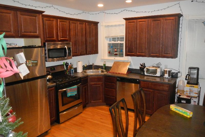 Kitchen - Huge 5 Bed 2 Bath, Prime Location, Duplex, Large Living Space Apartments