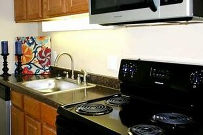 kitchen - Summer Sublet in University Terraces.   10-minute walk to campus. Apartments