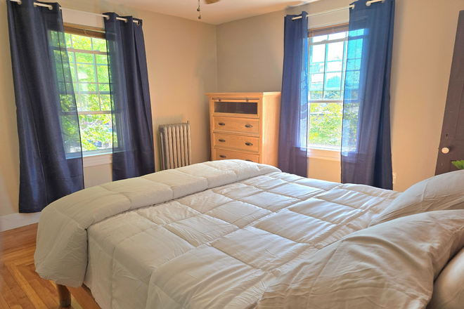 Bedroom - Amazing  Large 6 Bedroom - 2 Bathroom Colonial House