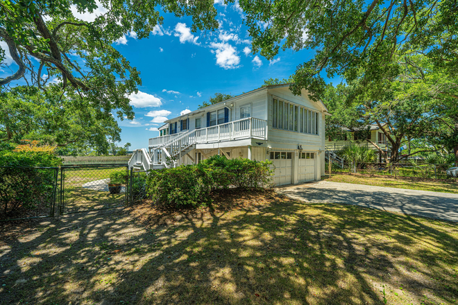 Exterior - Charming Fully Furnished Waterfront Cottage on Folly