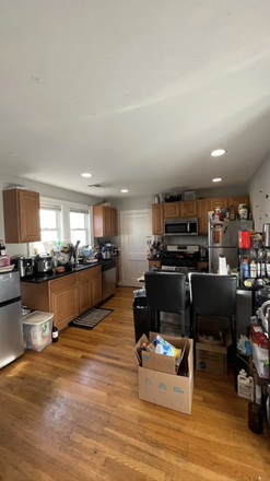 ... - MODERN TWO-LEVEL 5 BED WITH ENTERTAINING KITCHEN Duplex