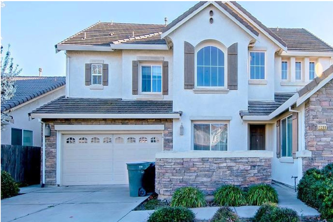 Outside Street view - *$500 off 1st month rent*Master bedrm,ensuite,CatTracks,UCM,Wi-FI,washer/dryer,parking,free cleaning House