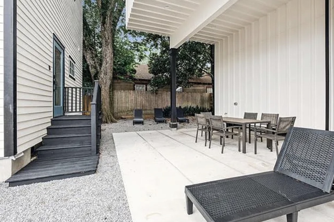 Yard with chairs - Spring 2026 Sublease - Off Campus House