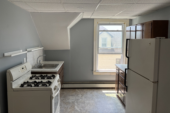 Kitchen - Large (1,250 sq ft) 3-bed Apartment in nearby Pawtucket