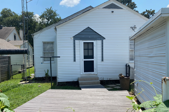 back - 4 BR 2 BA  in Garden District House