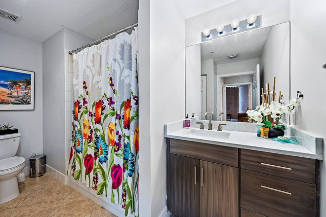 guest bath - Walk to FAU Jupiter Campus - Abacoa Town Center 2bd/2bth in Jupiter; Apartments