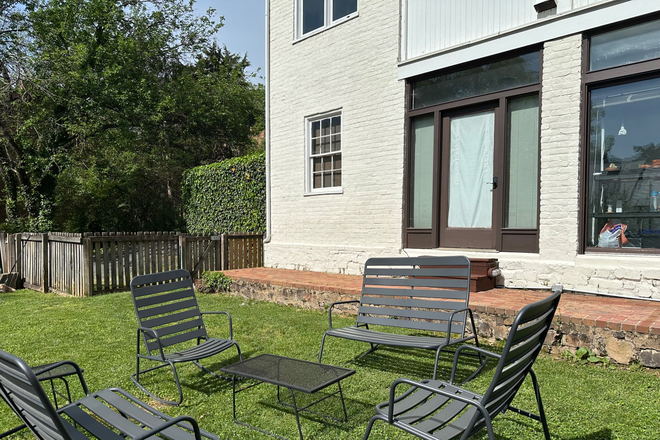 Yard - Cottage (Detached studio) for 1 person, 3 blocks from downtown mall