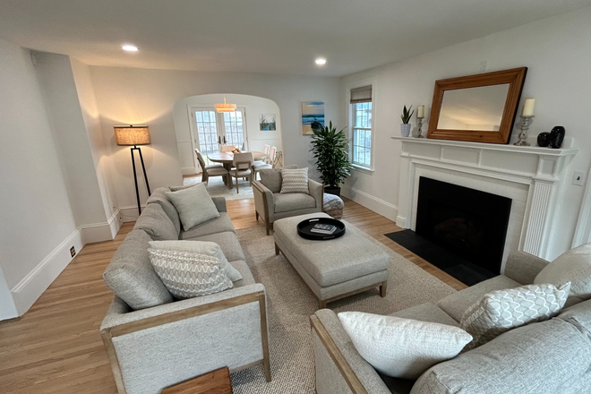 Livingroom - Beautiful freshly renovated 3 Bdrm a block from Blackstone Boulevard