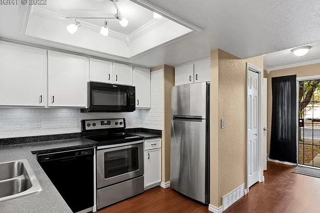 Kitchen - Large Private Bedroom Near UCCS! Townhome